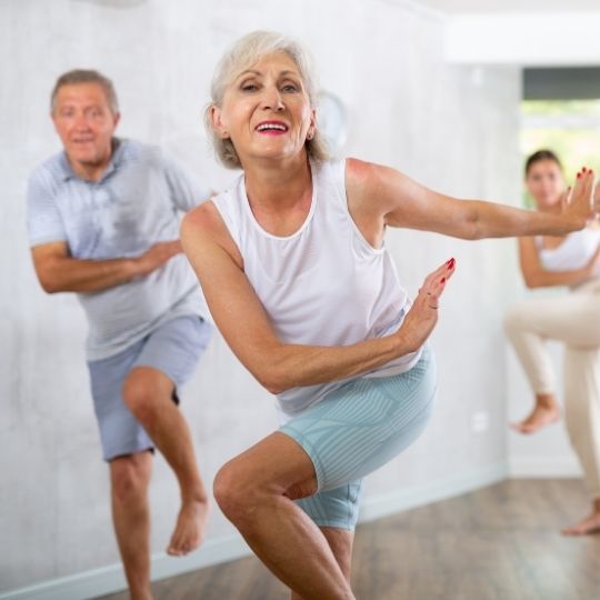 Un groupe de personnes qui a retrouvé l'entrain, l'énergie pour une activité physique, sans stress