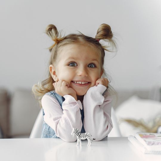 Une enfant qui sourit