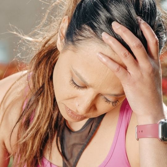 Femme stressée qui se lamente 