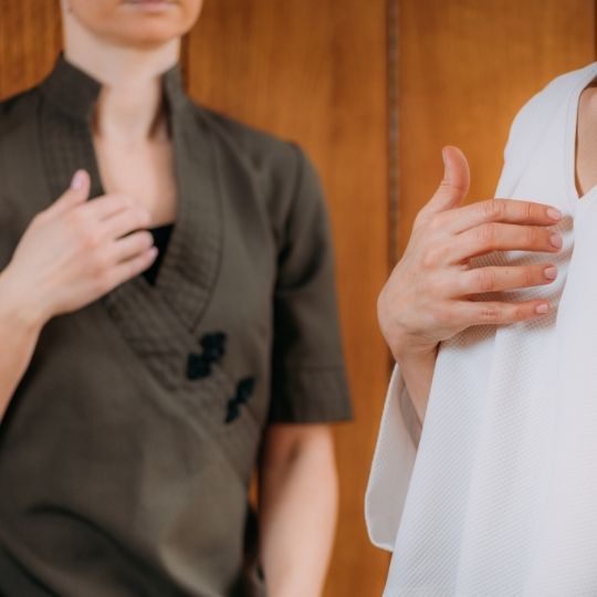 deux personnes qui pratiques l'EFT