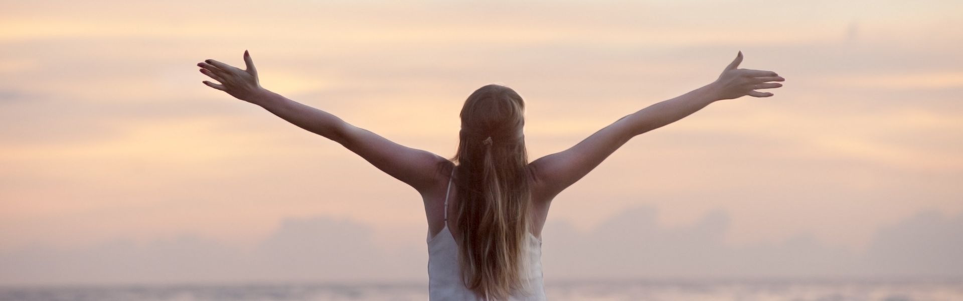 Une jeune fille qui sourit, apaisée et heureuse après s'être débarrassée de son stress.