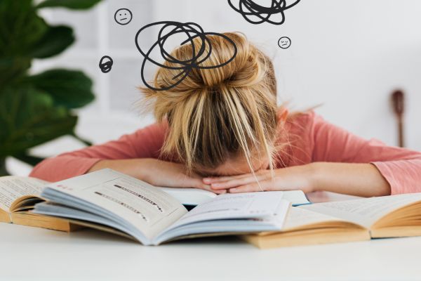 enfant stressé en faisant ses devoirs 